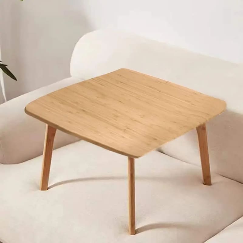 Un tavolo da tè basso si trova sul pavimento di un tavolo tatami quadrato mobili in bambù
